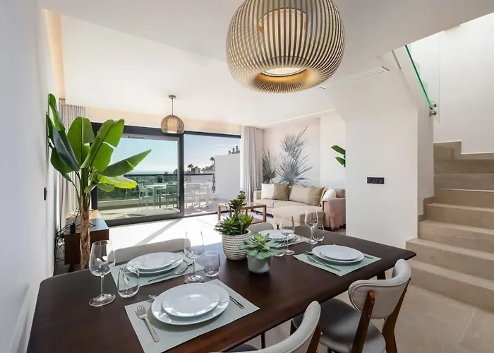 Luxe Duplex Penthouse Scenic Views マルベーリャ